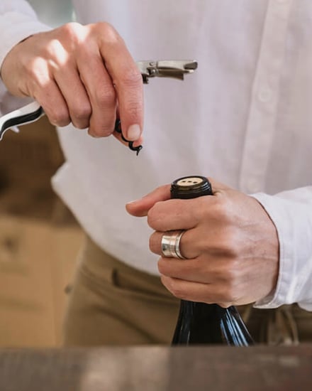 Apertura de vino de la bodega Torralbenc en Menorca