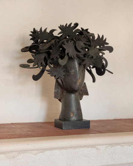 Escultura metálica decorativa en el interior de Torralbenc