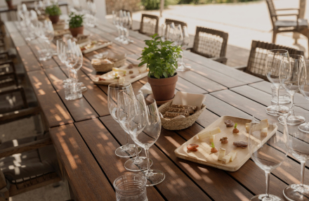 Mesa exterior para experiencias gastronómicas en la finca Torralbenc