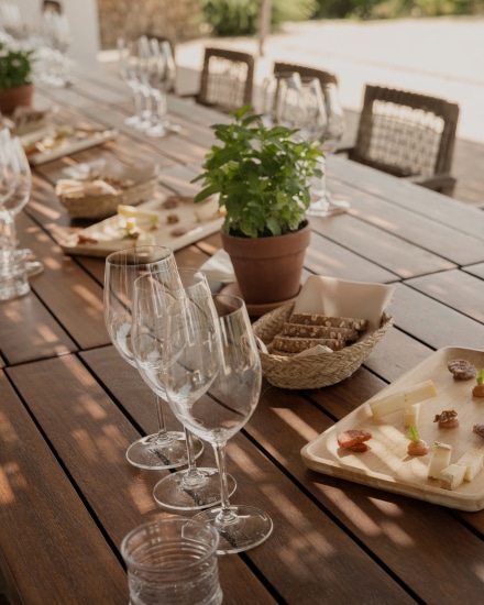 Mesa exterior para experiencias gastronómicas en la finca Torralbenc