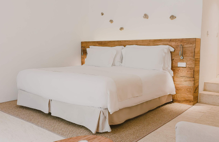 Vista general del dormitorio de la Albenc Suite con textiles naturales y tonos claros