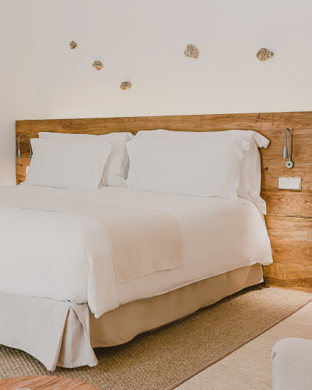 Dormitorio de la Albenc Suite con textiles naturales y tonos claros