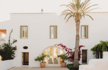 Entrada exterior de la Albenc Suite con arquitectura mediterránea y jardín en Torralbenc