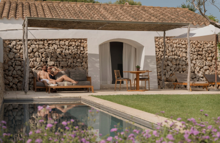 Terraza exterior de la habitación Torralbenc Cottage con piscina privada y zona de descanso