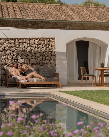 Terraza exterior de la habitación Torralbenc Cottage con piscina privada y zona de descanso