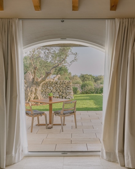 Vista desde la habitación Torralbenc Cottage hacia la terraza privada y el jardín