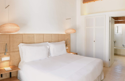 Vista general del dormitorio Garden Cottage, decoración mediterránea y materiales naturales