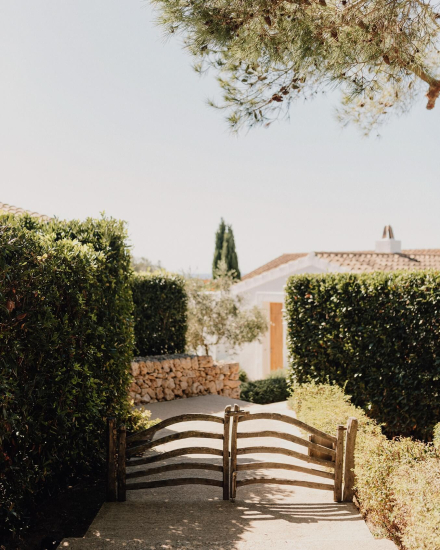 Exterior de la habitación Garden Cottage en Torralbenc, integrada en el paisaje menorquín