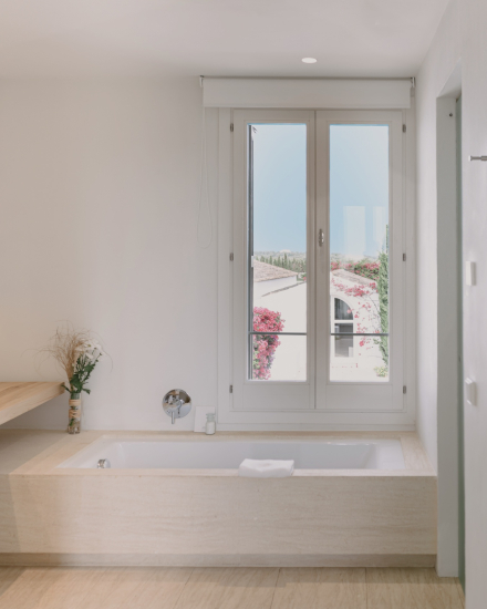 Bañera con luz natural en el baño de la habitación Gran Vista Mar de Torralbenc