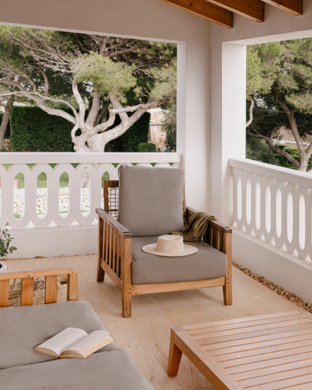 Terraza privada de la habitación Gran Vista Mar con vistas abiertas al mar de Menorca