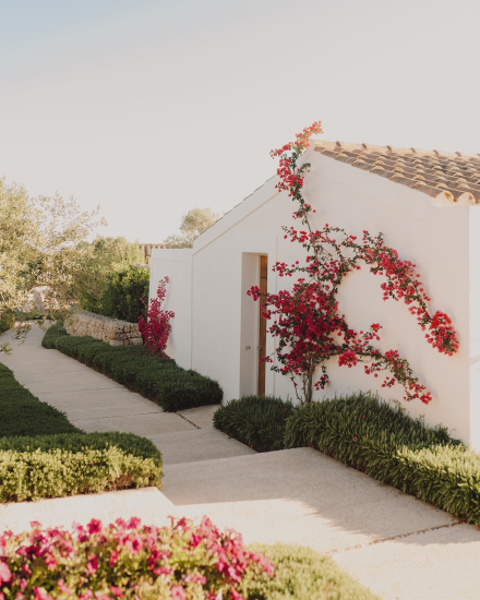 Exterior de la Suite Superior en Torralbenc rodeada de jardines mediterráneos y arquitectura menorquina