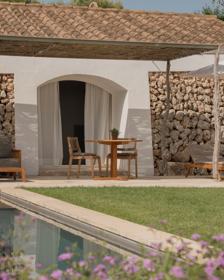 Terraza exterior de la habitación Torralbenc Cottage con mesa, sillas y piscina