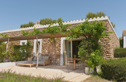 Terraza privada de la habitación Vista Mar en Torralbenc, rodeada de vegetación y diseñada para el descanso al aire libre