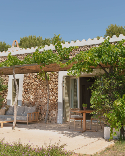 Terraza privada de la habitación Vista Mar en Torralbenc, rodeada de vegetación y diseñada para el descanso al aire libre