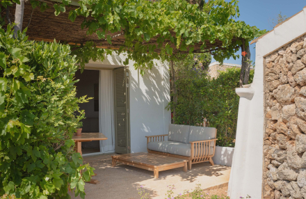 Detalle de la terraza de la habitación Vista Mar en Torralbenc, con mobiliario exterior y entorno mediterráneo
