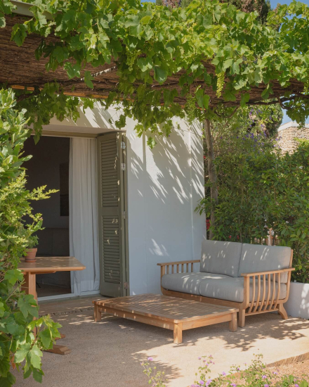 Detalle de la terraza de la habitación Vista Mar en Torralbenc, con mobiliario exterior y entorno mediterráneo