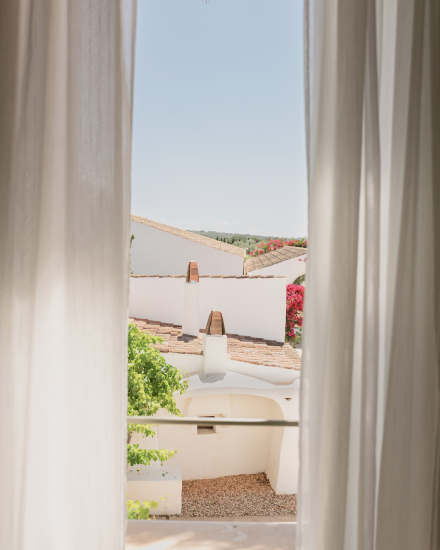 Vistas al mar y a los tejados tradicionales de Torralbenc desde la ventana de la habitación Vista Mar