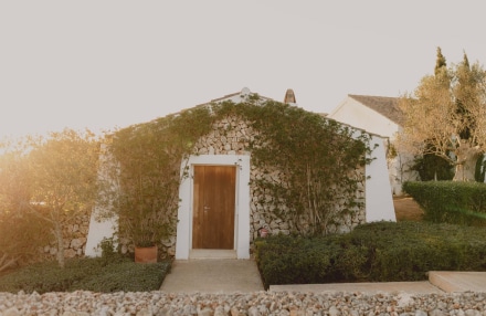 Fachada exterior de la habitación Torralbenc Cottage con muros de piedra tradicional en Menorca