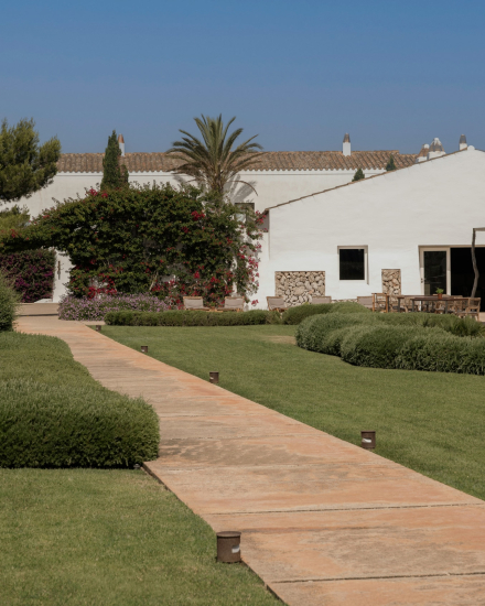 Jardines de la finca Torralbenc rodeados de vegetación autóctona
