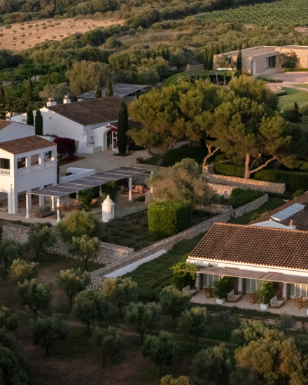 Vista general de la finca Torralbenc rodeada de naturaleza en Menorca