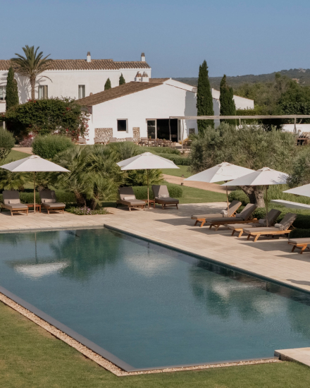 Piscina exterior rodeada de jardines en la finca Torralbenc