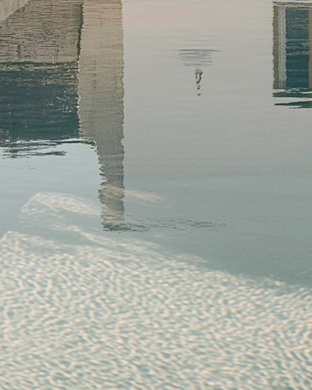 Reflejo del cielo en la piscina de la finca Torralbenc