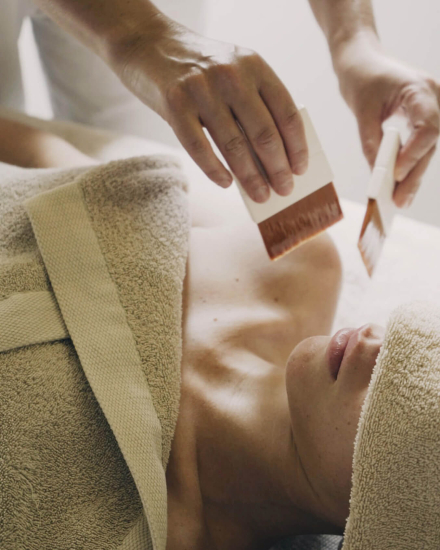 Tratamiento corporal relajante en el área de bienestar de Torralbenc, con ritual de cuidado de la piel