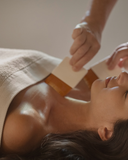 Ritual de bienestar con tratamiento corporal personalizado en el spa de Torralbenc, Menorca