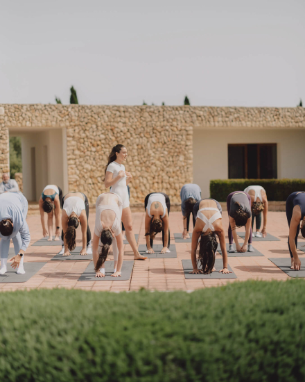 Sesión de yoga al aire libre en Torralbenc, rodeada de naturaleza en Menorca