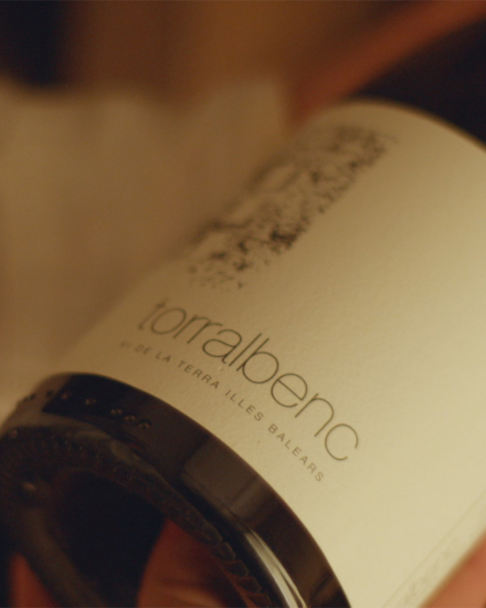 Detalle de botella de vino Torralbenc con etiqueta, elaborada en la bodega de Menorca