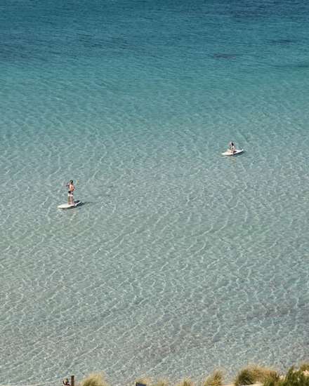 Paddle surf en aguas cristalinas de Menorca, una experiencia tranquila para disfrutar del mar
