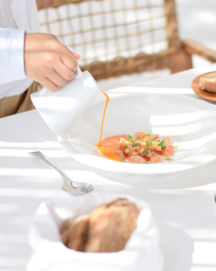 Un plato de cocina mediterránea con marisco y caldo ligero en restaurante de Torralbenc, Menorca