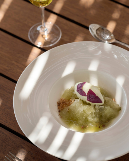 Postre de autor elaborado con ingredientes locales en el restaurante Torralbenc, Menorca