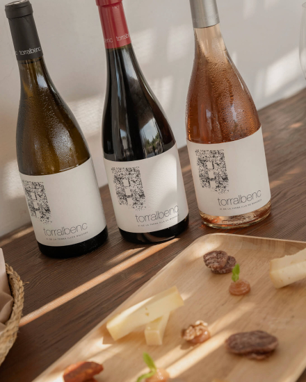 Selección de vinos locales de la Bodega Torralbenc en Menorca, acompañados de quesos artesanos